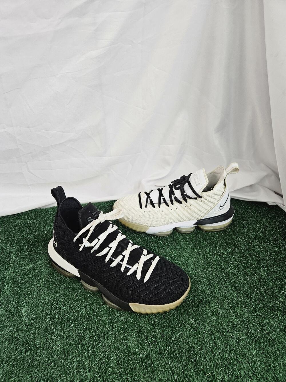 Nike LEBRON XVI Men SIZE 11 BQ5969-101 Black & White Basketball
